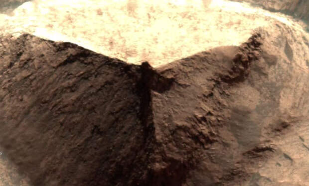 На поверхности Марса увидели подземную пирамиду