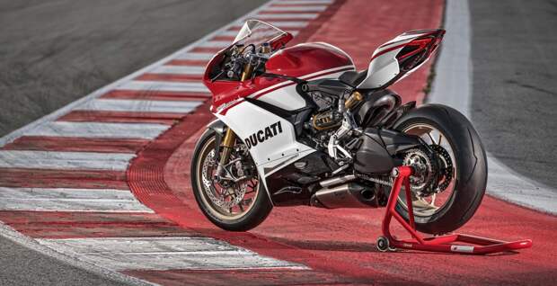В Париж привезли юбилейный итальянский мотоцикл Ducati 1299 Panigale S Anniversario
