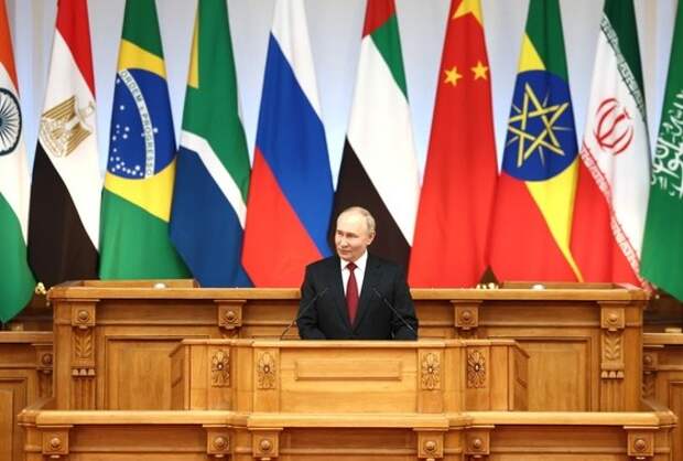 В Петербурге прошел 10-й парламентский форум БРИКС, главной темой которого стала конкуренция России и стран Глобального Юга с коллективным Западом.