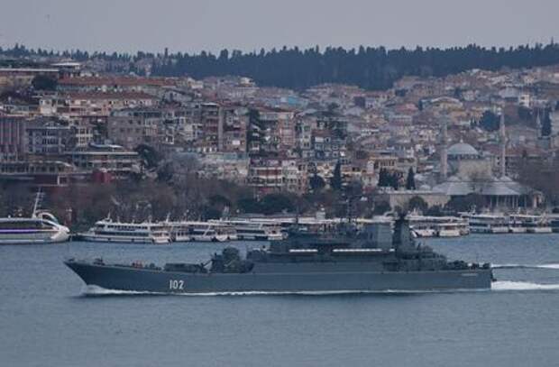 The Russian Navy's Ropucha-class landing ship Kaliningrad sets sail in the Bosphorus, on its way to the Black Sea, in Istanbul, Turkey April 17, 2021. REUTERS/Murad Sezer