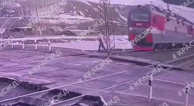 Россиянин перебежал пути в миллиметрах от несущегося поезда и выжил