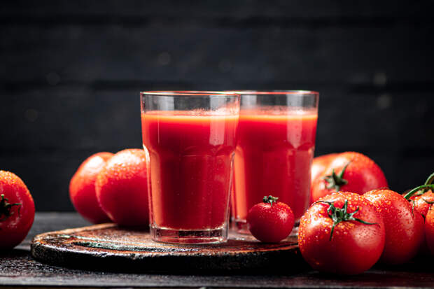 Нутрициолог объяснила пользу томатного сока по сравнению с помидорами