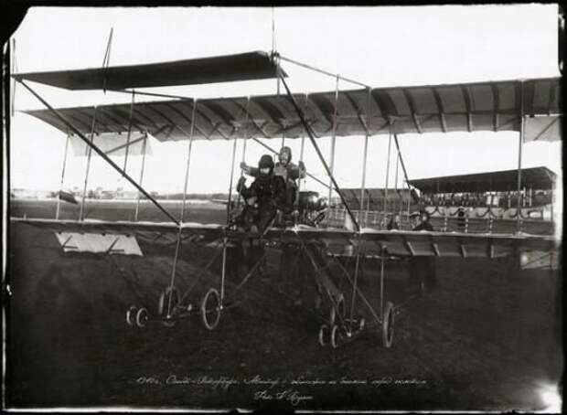 Сентябрь 1910 г. Санкт-Петербург. Авиатор с экипажем на биплане перед полетом. Фото К. Буллы