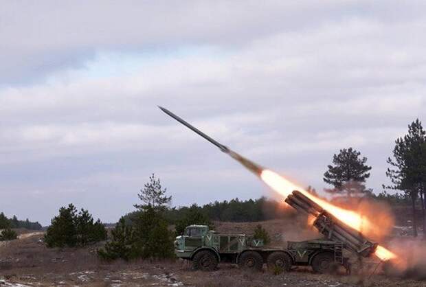 Российская армия продолжает наступление на город Часов Яр на Бахмутском направлении в ДНР, пишут в своих Telegram-каналах военкоры.