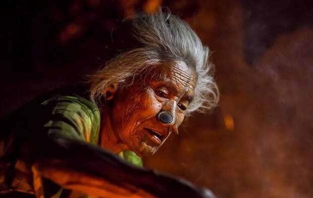 Почему женщин народа апатани заставили жить с пробками в носах