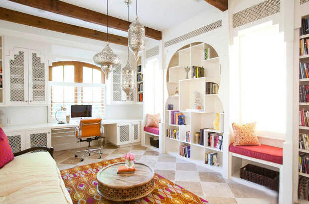 Гостиная, в которой воспроизведены основные концепции классического арабского стиля.