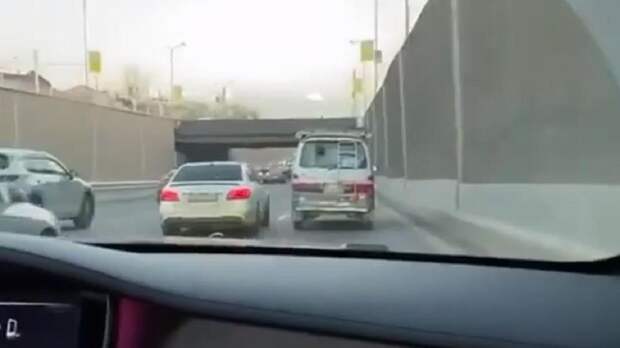 Mercedes обгоняет авто в Алматы