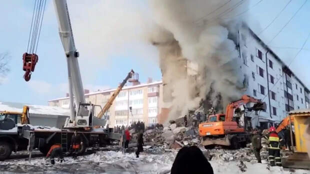 На Сахалине мощный взрыв уничтожил целый подъезд 5-этажного дома - есть жертвы