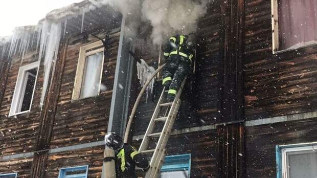 Пожарные эвакуировали 31 человека из горящего многоквартирного деревянного дома в Туле