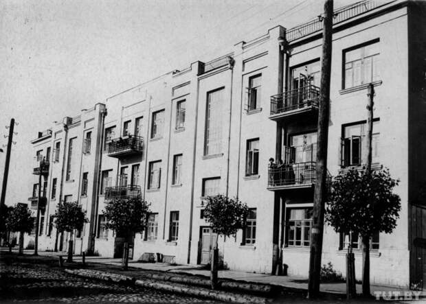 Кооперативный жилой дом 1920-х годов на улице Кирова сохранился до сих пор. Источник: НАРБ Кооперативный жилой дом 1920-х годов на улице Кирова сохранился до сих пор. Источник: НАРБ