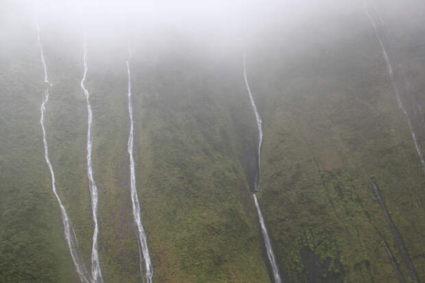 Стена слез водопад Хонокохау на Гавайях