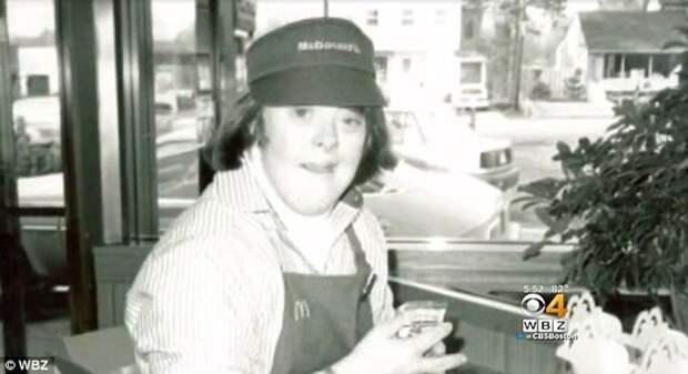 Женщина с синдромом Дауна вышла на пенсию после 32 лет работы в McDonald’s макдональдс, синдром дауна, трогательное