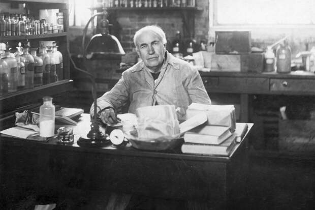 Томас Эдисон за рабочим столом