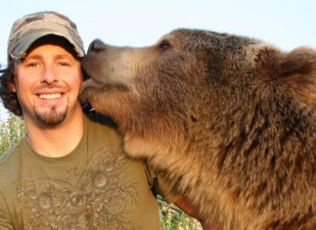 Этот парень нашел двух медвежат возле умершей матери. Произошедшее потом не передать словами…