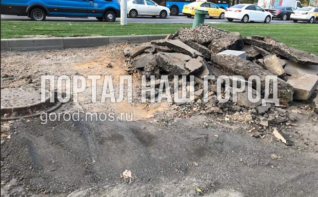 Парковку на бульваре Яна Райниса завалили битым асфальтом