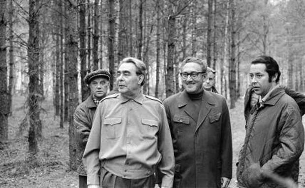 На фото: генеральный секретарь ЦК КПСС Леонид Ильич Брежнев, советник по национальной безопасности США Генри Альфред Киссинджер и переводчик Виктор Михайлович Суходрев (слева направо на первом плане) в охотничьем хозяйстве в Завидово
