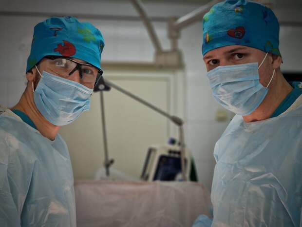 В ГАУЗ «Городская больница № 5» Набережных Челнов поступил мужчина с массивным мочепузырным кровотечением и острой задержкой мочи. При обследовании, включавшем цистоскопию, УЗИ и КТ, был выявлен источник кровотечения — варикозное расширение вен шейки мочевого пузыря. Также у пациента диагностировали аденому простаты больших размеров и гематому мочевого пузыря. Состояние требовало срочного хирургического вмешательства.