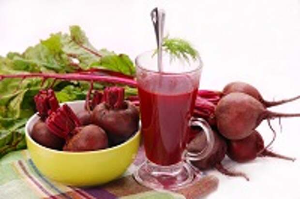 fresh beets with leaves and clear soup Свекольный квас для очищения сосудов