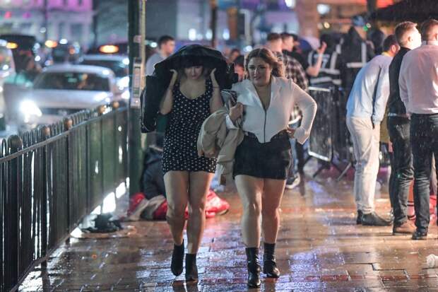 Плохая погода — не повод грустить! Британская молодежь продолжает тусовки даже в ураган