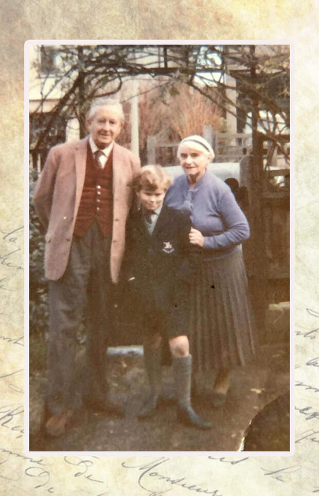 Дж. Р. Р. Толкин и Эдит Толкин с внуком.