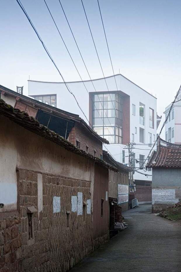 Традиционный китайский дом в белой модернистской коробке, Китай