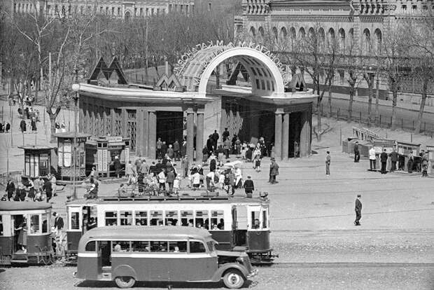 РЕДКИЕ атмосферные кадры старой Москвы 1930-50-х (ФОТО)