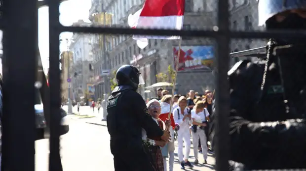 МВД Белоруссии подтвердило ввод в Минск бронетехники