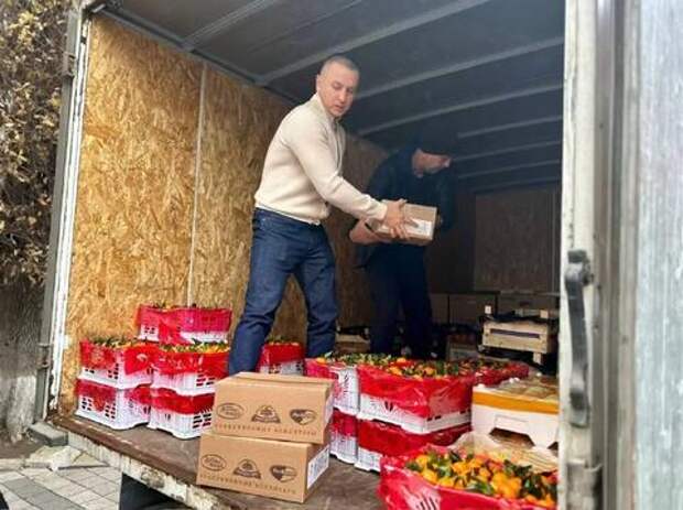 Депутаты городской Думы Краснодара подготовили фургон подарков к Новому году для детей-сирот из Донецка