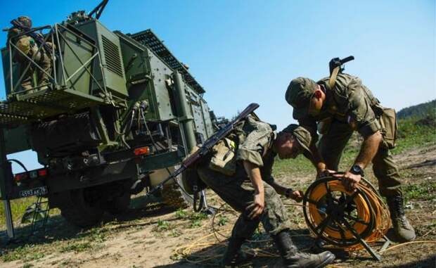 На фото: военнослужащие во время развертывания наземного многофункционального модуля помех "Красуха-4"
