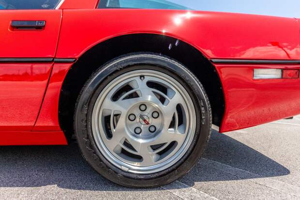 Chevrolet Corvette ZR-1 1990 года в идеальном состоянии