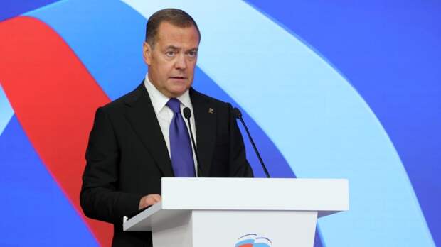 Вступившие в «Единую Россию» участники СВО укрепят партию, считает Медведев