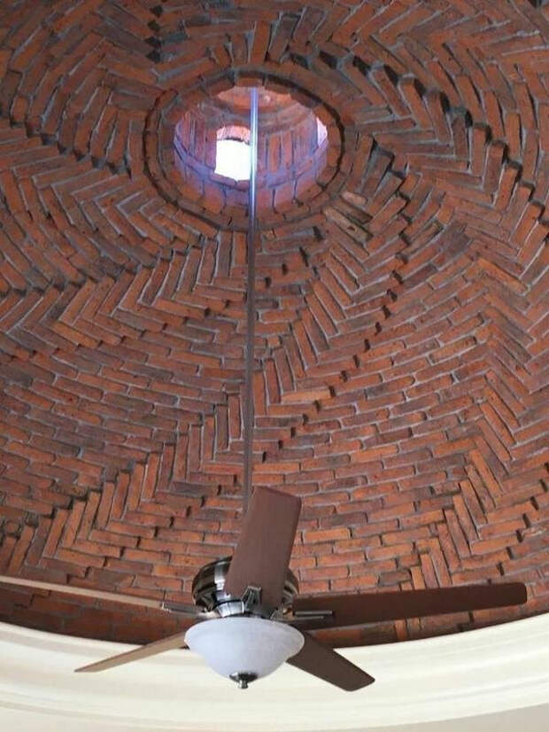 Иногда кладка кирпича превращается в искусство
