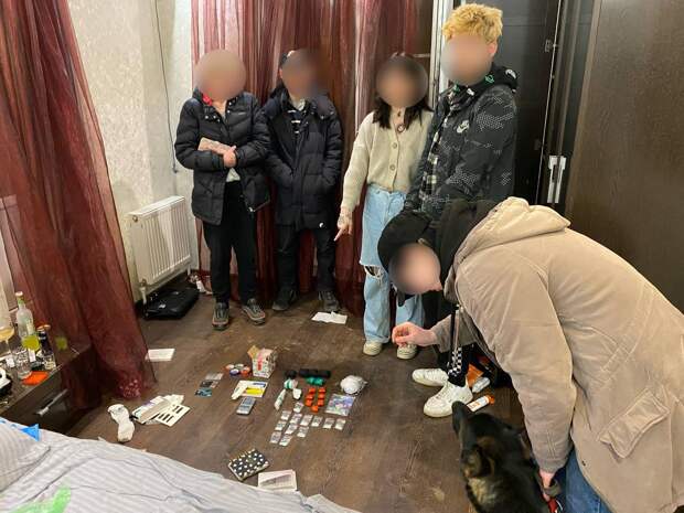 В Астрахани у юной пары изъяли полкило наркотиков