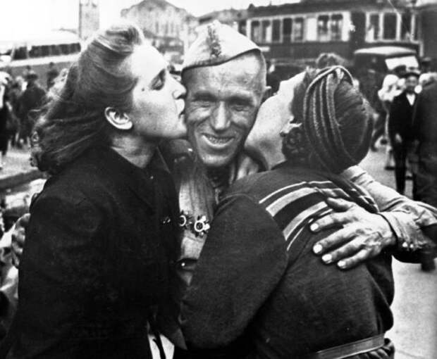 Солдат-победитель в объятиях жены и дочери Анатолий Морозов, 1945 год, г. Москва, МАММ/МДФ.