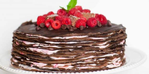 Рецепты: Блинной торт с какао и ягодами