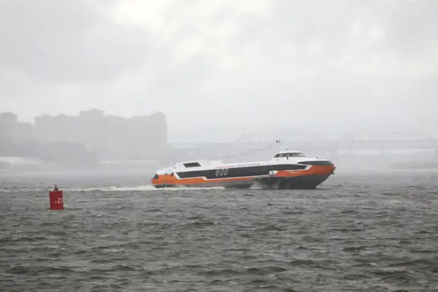 В Самарской области на Волге перевернулось судно на воздушной подушке