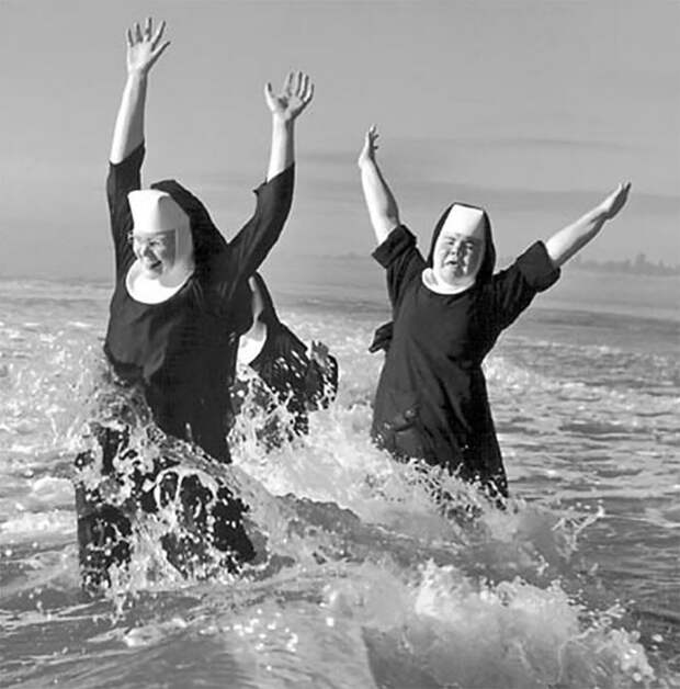 39. Монахини "Ордена святого Бенедикта" купаются в Тихом океане во время отпуска, 1960 г. архивные фотографии, лучшие фото, ретрофото, черно-белые снимки