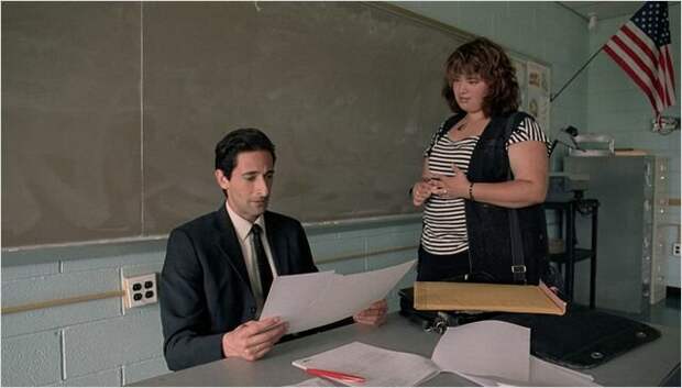 Тема влюблённости в учителя есть в фильме «Учитель на замену». Это отличный пример того, как школьник может натворить глупостей из-за каши в голове. Источник kino-teatr.ru