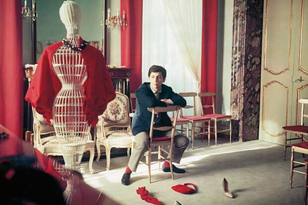 Valentino in his workshop in Via Gregoriana. Photo Valentino Archives.