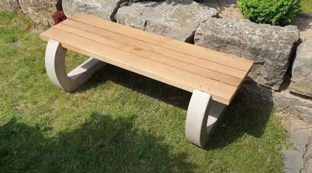 Садовая лавка на бетонных опорах
