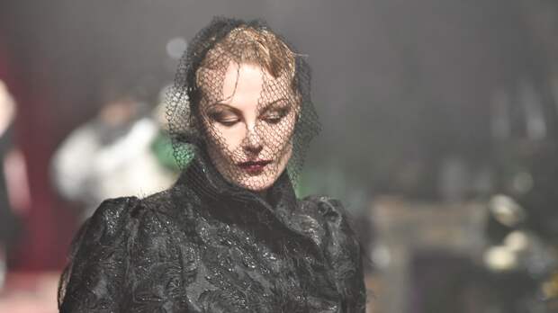 Актриса Рената Литвинова в платье с голым плечом снялась в Париже