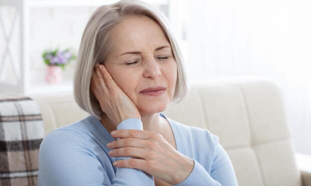 Стоматолог Темирова предупредила, что боль в ушах может быть из-за зубов