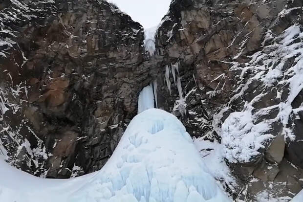 Туристов предупредили об опасном для жизни селфи под сосулькой на Камчатке