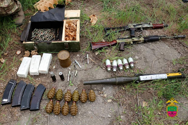 В Запорожской области нашли схрон с оружием и боеприпасами на чердаке дома