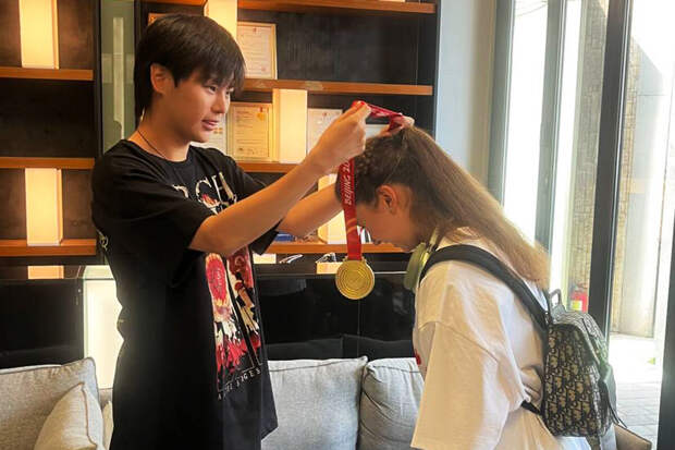 Корейский болельщик подарил фигуристке Валиевой копию золотой медали Олимпийских игр