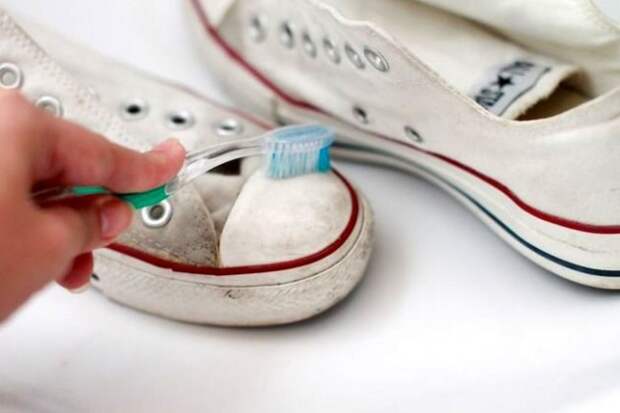 Старая добрая классика! Зубная щетка с помощью зубной пасты чистит белые кроссовки интересно, новая жизнь старых вещей, полезно, полезные советы, своими руками, факты
