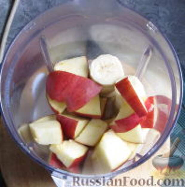Фото приготовления рецепта: Зимний смузи из яблока, банана и киви - шаг №4