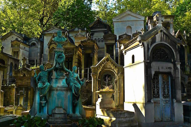 Красивые склепы парижского кладбища Пер-Лешаз. | Фото: unjourdeplusaparis.com.