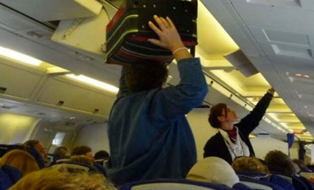 Пилоты рассказали о самой опасной привычке пассажиров в самолете