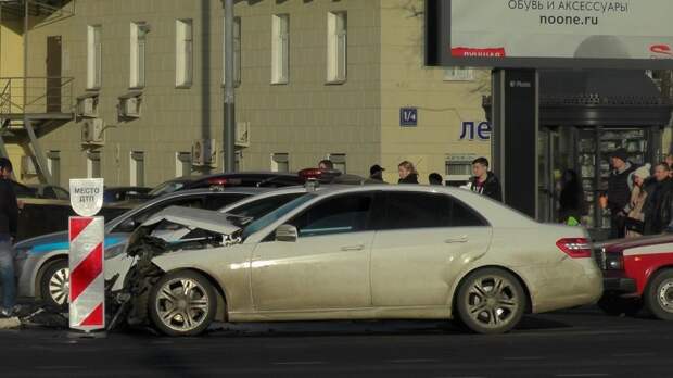 Авария дня. ДТП с участием кареты скорой помощи в Москве авария, авария дня, авто, авто авария, видео, дтп, скорая, спецсигнал